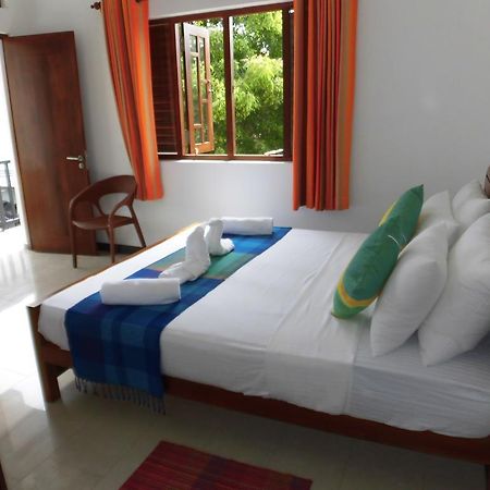 Bed and Breakfast Pick & Go White House Negombo Exterior foto