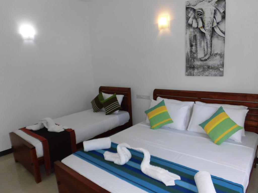 Bed and Breakfast Pick & Go White House Negombo Exterior foto