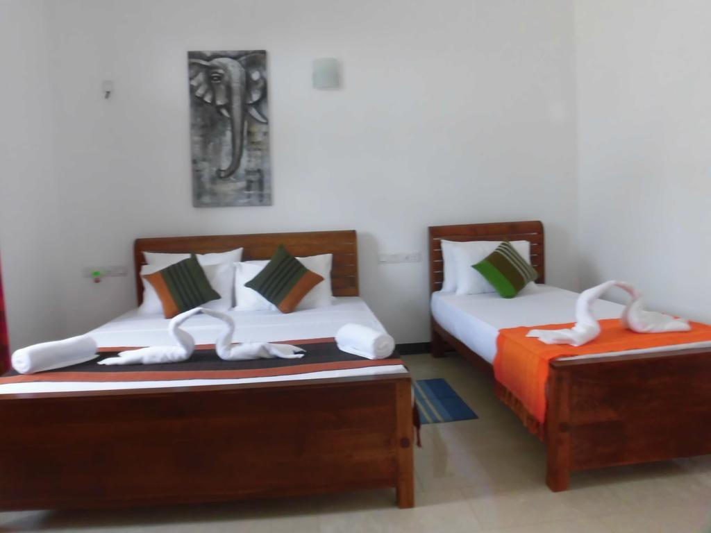 Bed and Breakfast Pick & Go White House Negombo Exterior foto