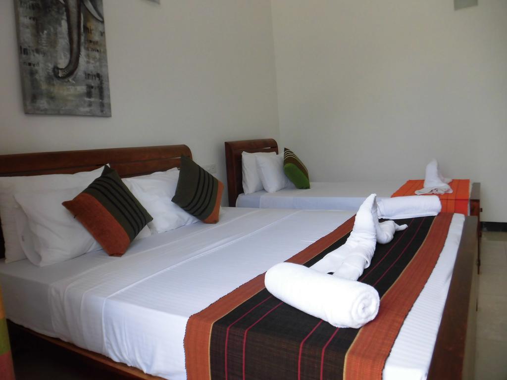 Bed and Breakfast Pick & Go White House Negombo Exterior foto