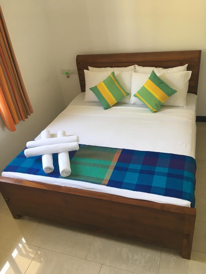 Bed and Breakfast Pick & Go White House Negombo Exterior foto
