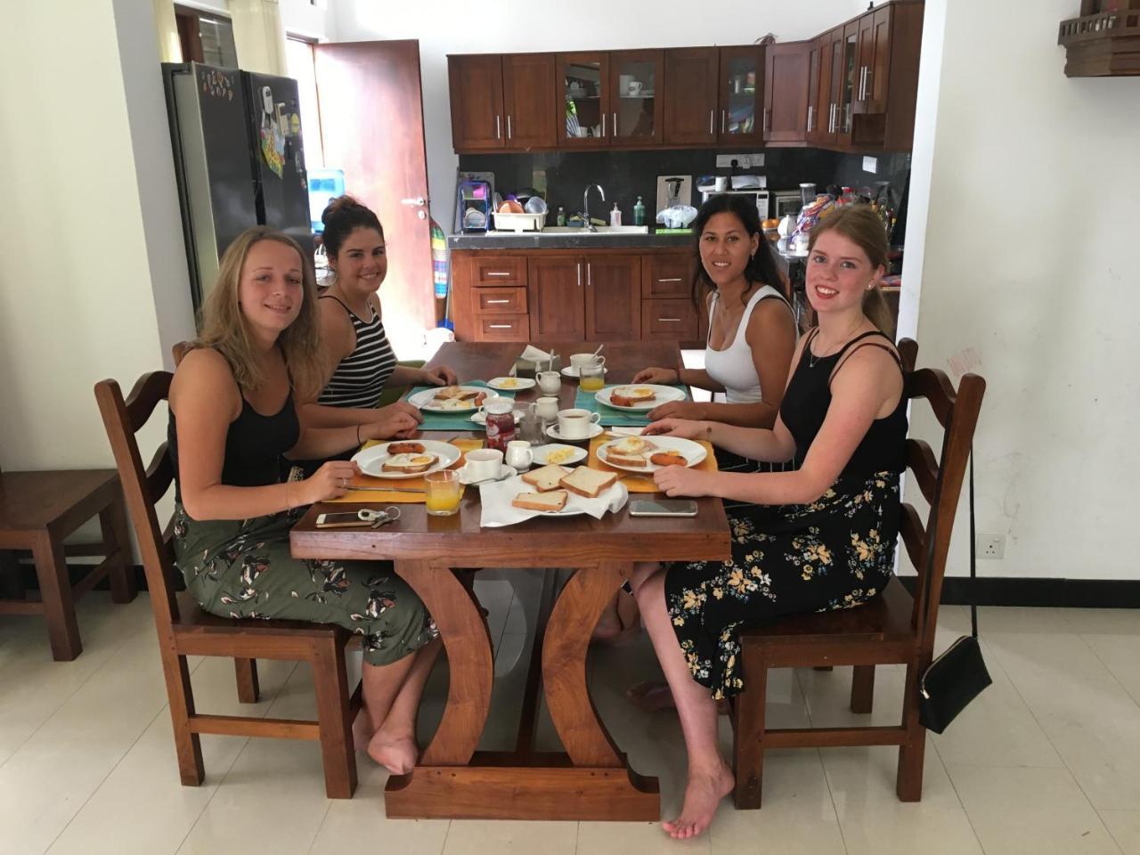 Bed and Breakfast Pick & Go White House Negombo Exterior foto