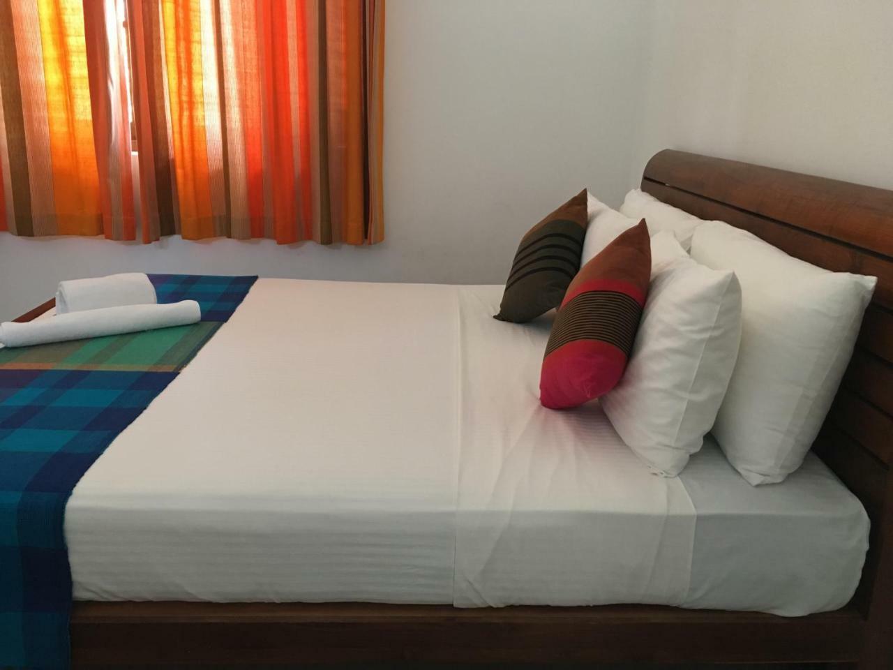 Bed and Breakfast Pick & Go White House Negombo Exterior foto
